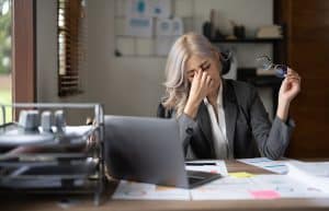 woman at laptop frustrated